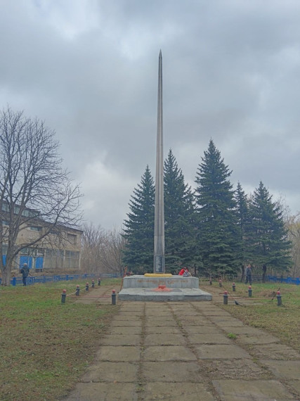 Уборка территории обелиска Погибшим химикам.